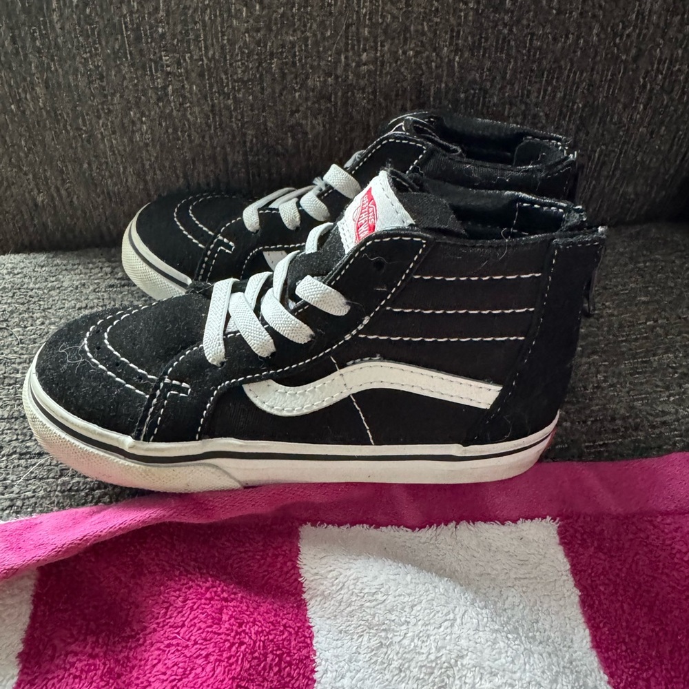 Toddler skate high zip vans
